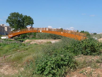 Uno de los 18 puentes de madera